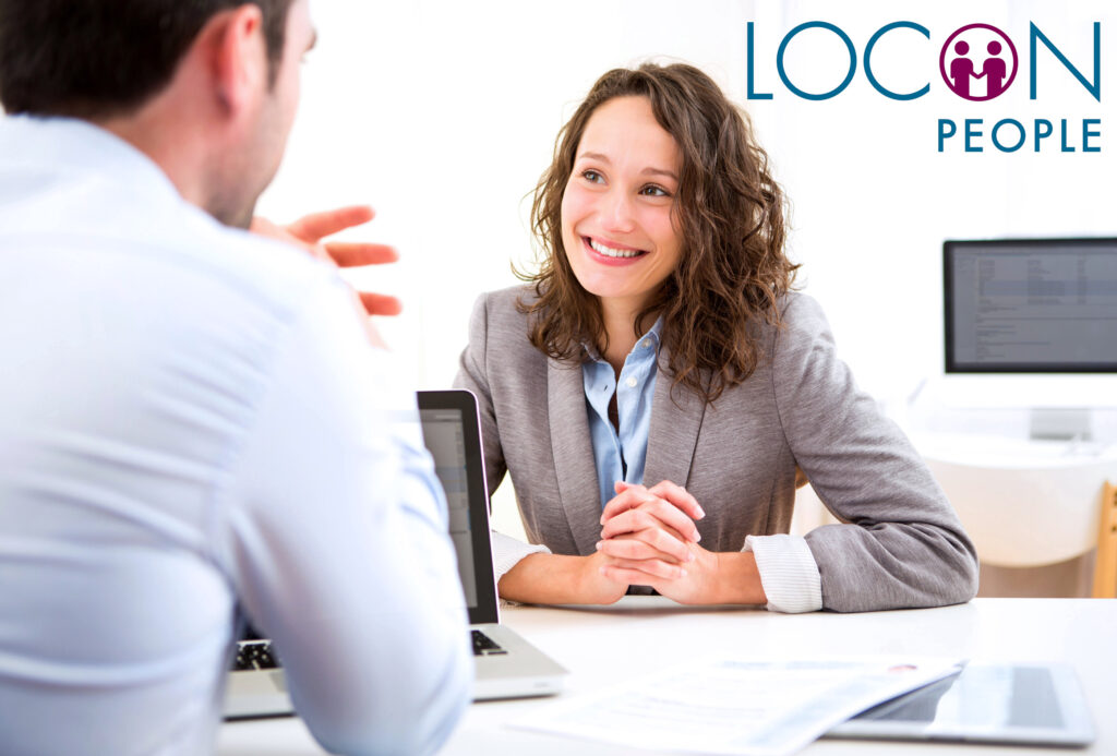 LOCON PEOPLE – Bewerberin im Gespräch mit einem Unternehmensvertreter während eines Bewerbungsgesprächs