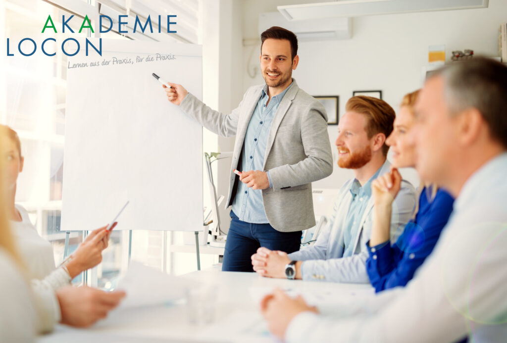 LOCON AKADEMIE – Referent mit Flipchart bei einer Schulung im Bereich Logistikprozesse